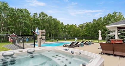 Hilltop Retreat! Pool&HotTub|Large Families|Trails