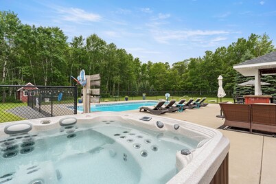 Hilltop Retreat! Pool&HotTub|Large Families|Trails