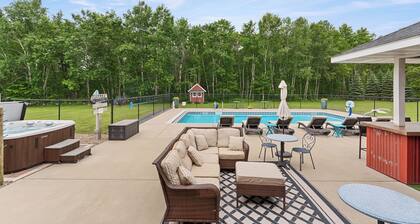 Hilltop Retreat! Pool&HotTub|Large Families|Trails