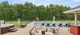 Hilltop Retreat! Pool&HotTub|Large Families|Trails