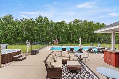 Hilltop Retreat! Pool&HotTub|Large Families|Trails