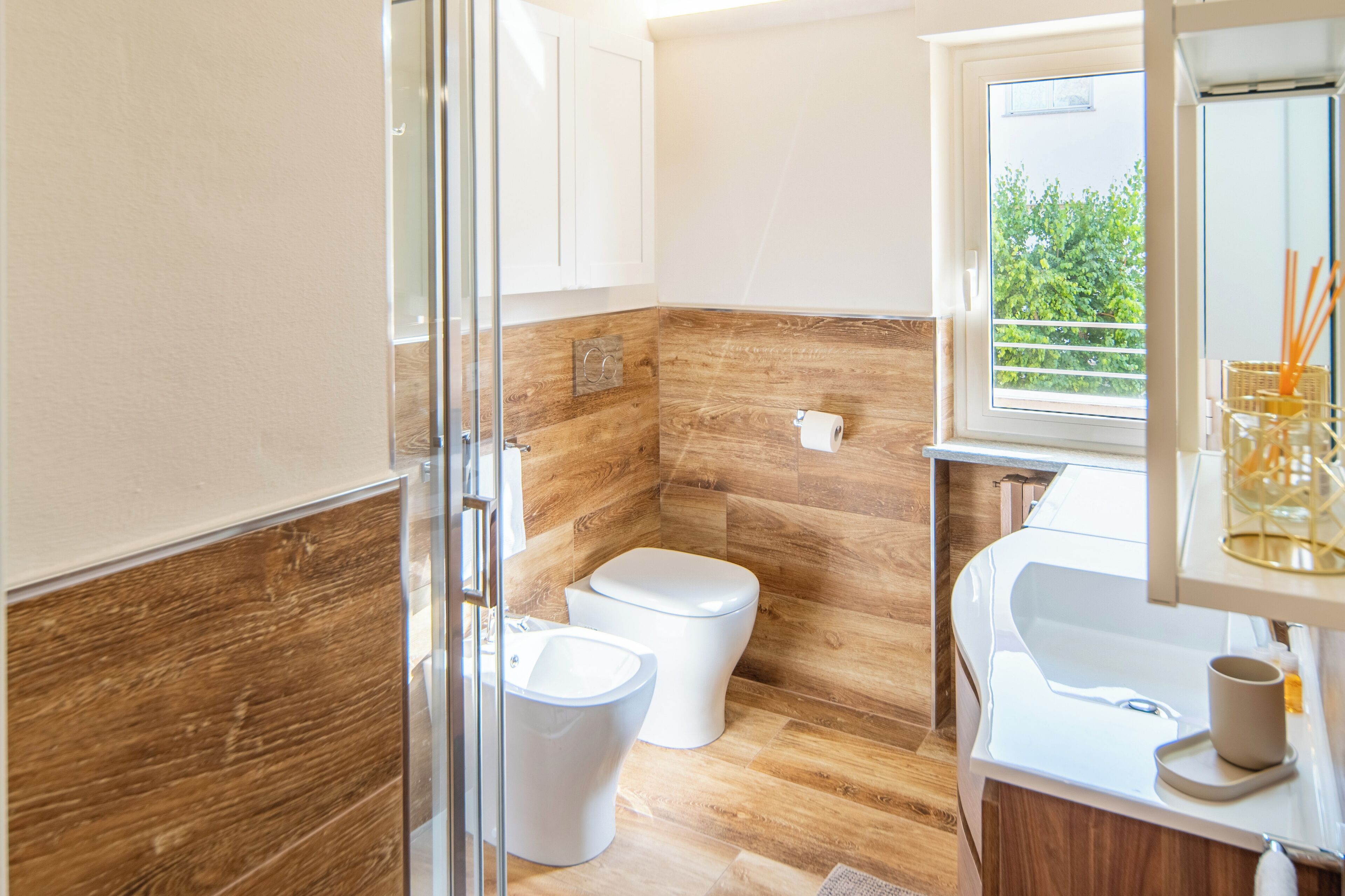 Douche, sèche-cheveux, bidet, serviettes fournies