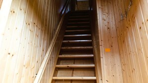 Eine Holztreppe, die zu einer oberen Ebene führt.