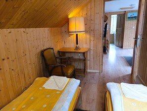 A cabin with two beds, a desk, and a chair. - Holiday Apartment for 4 People, Wiselka (gmina Wolin)