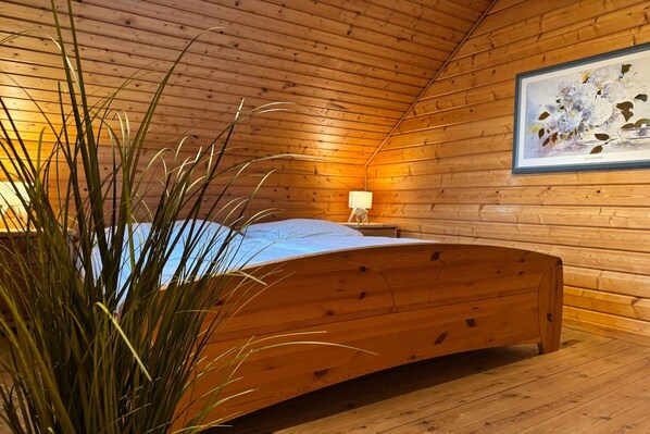 2 bedrooms, travel cot, free WiFi