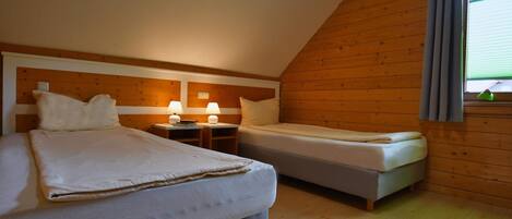 2 室のベッドルーム、旅行用ベビーベッド、WiFi (無料)、ベッドシーツ