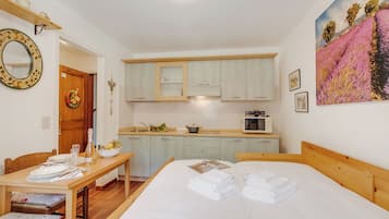 Estudio estándar, vista a la montaña (Hermitage Studio - close to ski) | Cocina privada | Refrigerador, microondas, parrilla de estufa y tostadora