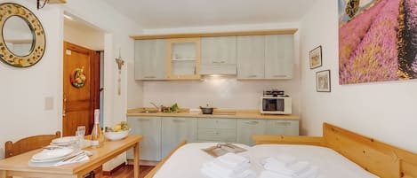 Estudi estàndard, vistes a la muntanya (Hermitage Studio - close to ski) | Cuina privada | Frigorífic, microones, placa de cuina i torradora