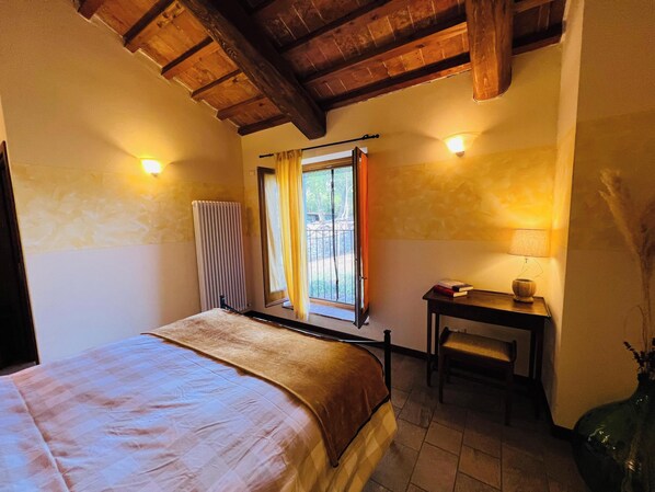 Apartamento superior, patio, vistas al lago | Ropa de cama de alta calidad y edredones de plumas