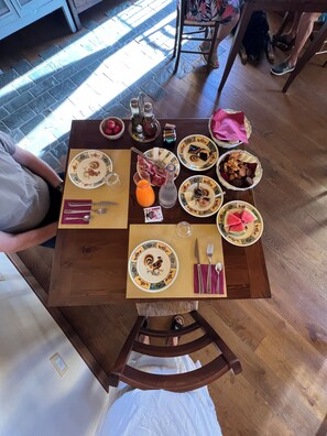 Café da manhã com buffet todos os dias mediante uma taxa