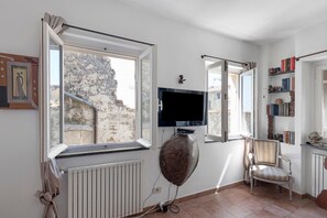 Televisie en een open haard