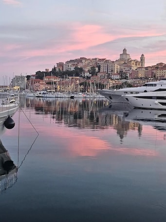 Marina. Montegrazie Holiday Home with Sea View, Private Terrace and Wi-Fi