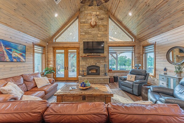 TV, fireplace