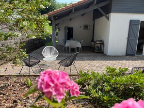 Outdoor dining - 3-bedroom villa, renovated, quiet residential area of Hossegor (Soorts-Hossegor)