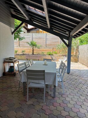 Outdoor dining - 3-bedroom villa, renovated, quiet residential area of Hossegor (Soorts-Hossegor)