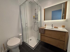 Shower, hair dryer, towels, soap - 3-bedroom villa, renovated, quiet residential area of Hossegor (Soorts-Hossegor)
