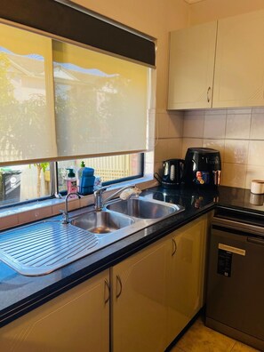 Microondas, horno, parrilla de estufa y lavavajillas