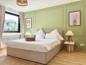 2 bedrooms, travel crib, free WiFi, bed sheets