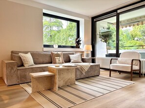 TV connectée, livres, chaîne hi-fi