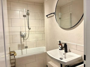 SĂšche-cheveux, serviettes fournies, savon, papier toilette