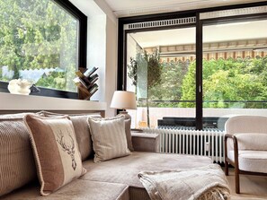 Smart TV, books, stereo