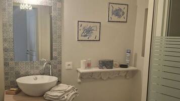 Een haardroger, handdoeken, zeep, toiletpapier