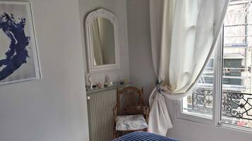 1 slaapkamer, een strijkplank/strijkijzer, wifi, beddengoed