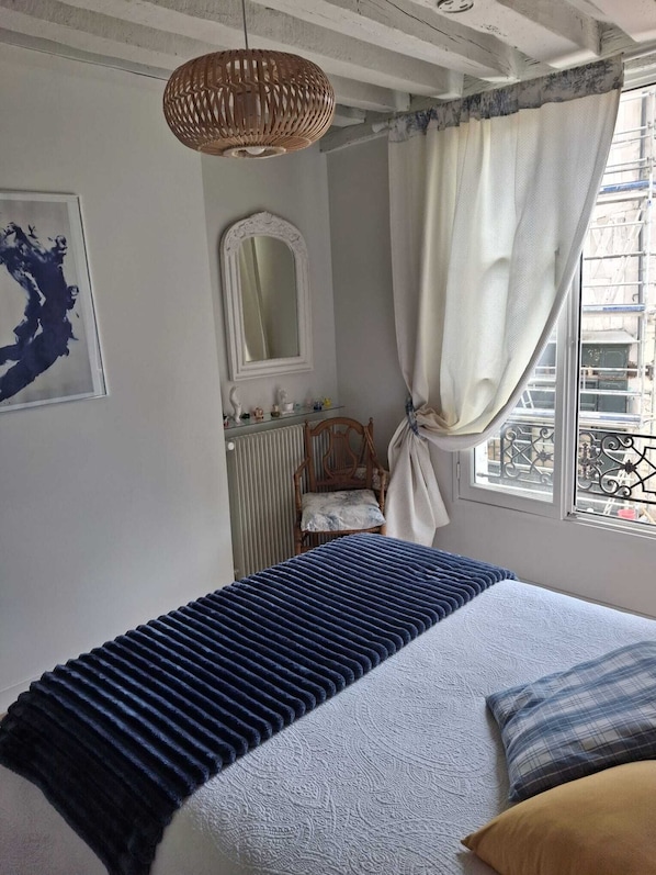 Iron/ironing board, WiFi, bed sheets