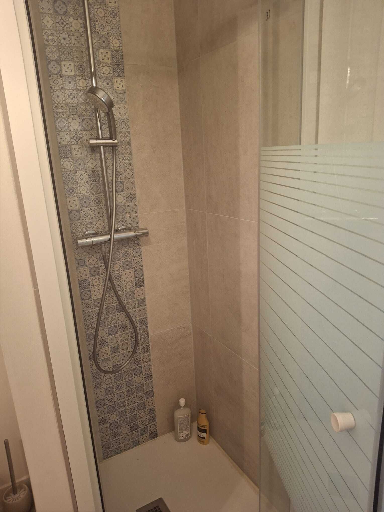 Haartrockner, Handtücher, Seife, Toilettenpapier