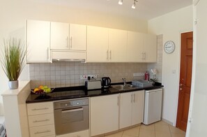 Kühlschrank, Ofen, Herdplatte, Wasserkocher mit Kaffee-/Teezubehör