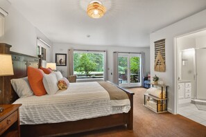 4 chambres, bureau, fer et planche à repasser, lit parapluie