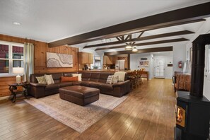 Smart-TV, Kamin, Videospiele, Bücher