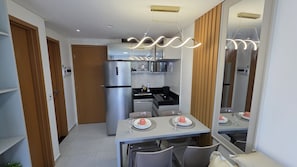 Appartement Confort, vue cour intérieure | Cuisine privée | Réfrigérateur, micro-ondes, plaque de cuisson