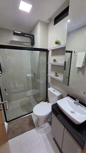 คอมฟอร์ทอพาร์ทเมนท์, วิวสวนหย่อม | ห้องน้ำ | ฝักบัว, ผ้าเช็ดตัว, สบู่, กระดาษชำระ