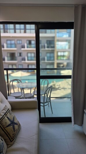 Departamento Confort, vista al patio | Área de sala de estar