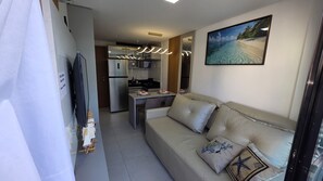 Appartement Confort, vue cour intérieure | Coin séjour