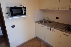 Kjøleskap, mikrobølgeovn, kaffetrakter/tekoker og brødrister