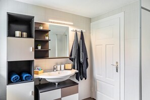 Shower, hair dryer, towels