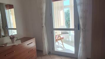 2 slaapkamers, een strijkplank/strijkijzer, beddengoed