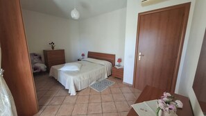 2 slaapkamers, een strijkplank/strijkijzer, beddengoed