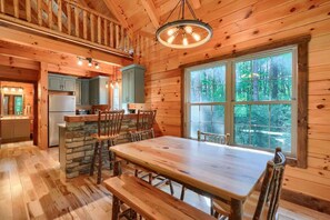 Dining - Hickory Haven at Trickle Creek (Logan)