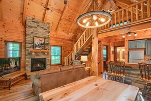 Een smart-tv en een open haard