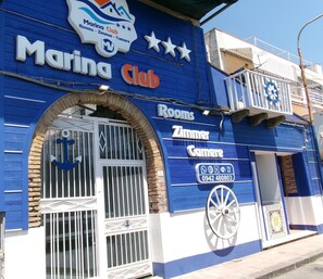 Vista frontal de la propiedad