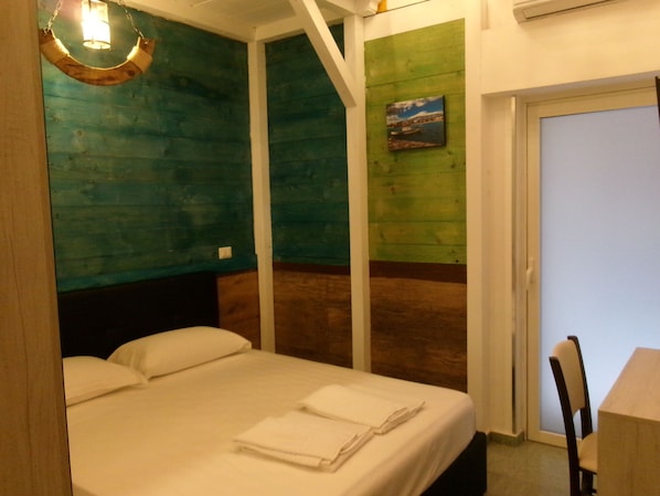 Habitación doble estándar, 1 cama matrimonial | Escritorio y wifi gratis