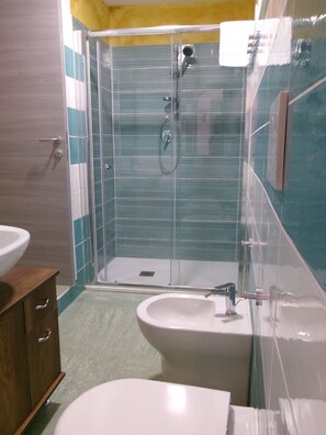 Kahden hengen standard-huone yhdelle, 1 parisänky | Kylpyhuone | Suihku, ilmaiset hygieniatuotteet, pyyhkeet, vessapaperi