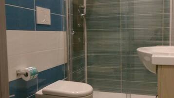 Standard Triple Room | Bathroom