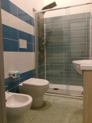 Habitación triple estándar | Baño | Regadera, amenidades de baño gratuitas, toallas, papel de baño