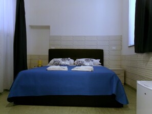 Habitación doble estándar de uso individual, 1 cama matrimonial | Escritorio y wifi gratis