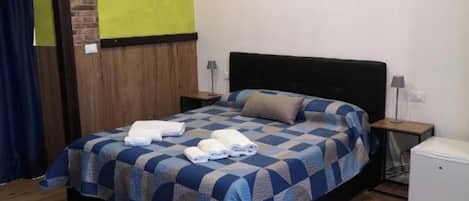 Escritorio, cortinas blackout y tabla de planchar con plancha