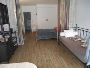 1 bedroom, free WiFi, bed sheets